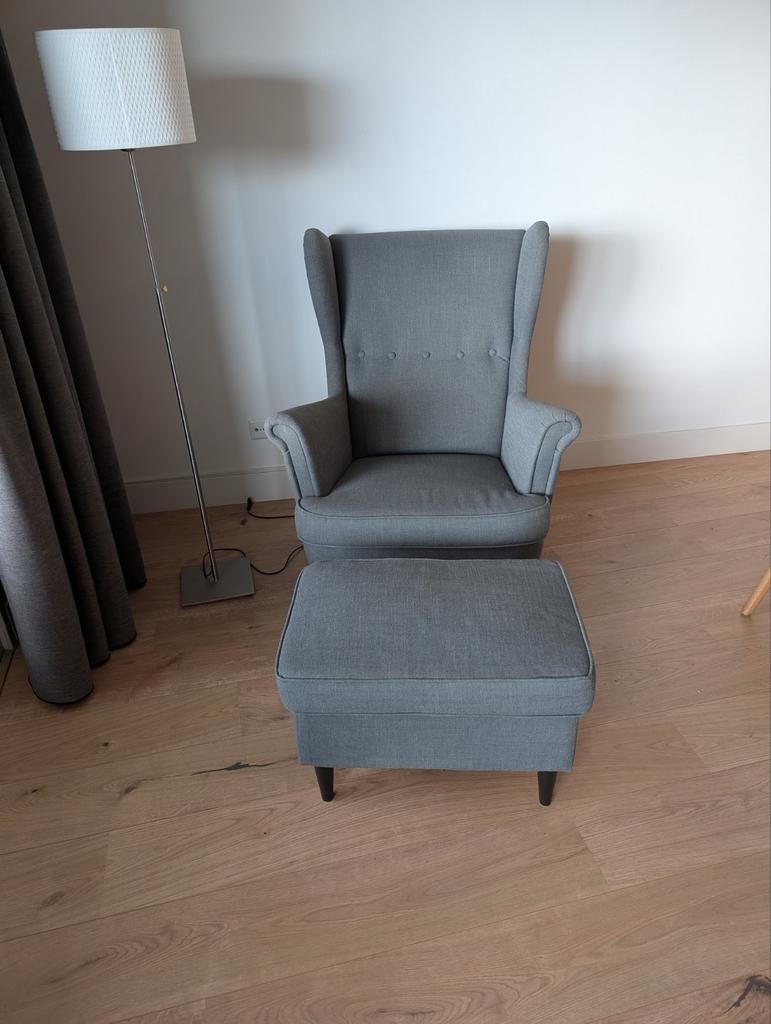 Ikea Strandmon oorfauteuil met voetenbankje, Huis en Inrichting, Ophalen, Zo goed als nieuw, 75 tot 100 cm, 50 tot 75 cm