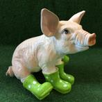 Varken zittend met groene laarzen, Tuin en Terras, Ophalen of Verzenden, Nieuw, Kunststof, Dierenbeeld