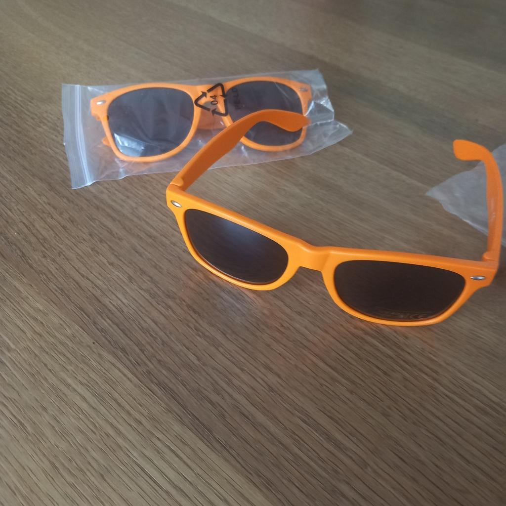 Twee oranje zonnebrillen, Sieraden, Tassen en Uiterlijk, Zonnebrillen en Brillen | Dames, Ophalen of Verzenden, Oranje, Overige merken