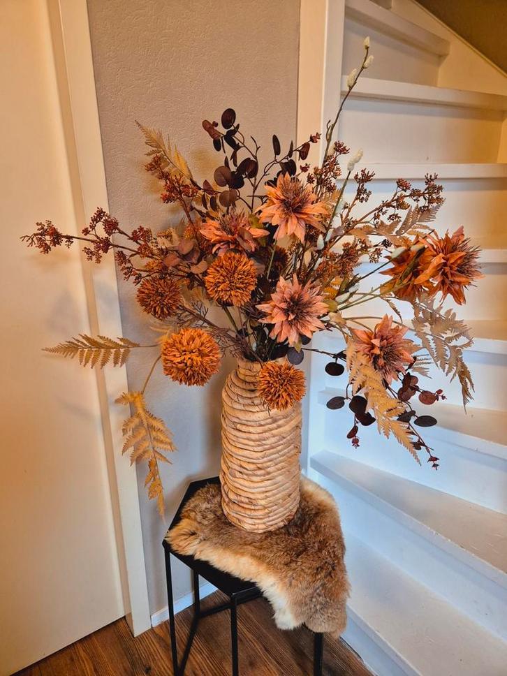 Boeket zijde bloemen in natuurlijke vaas van zeegras, Huis en Inrichting, Woonaccessoires | Kunstplanten en Kunstbloemen, Zo goed als nieuw