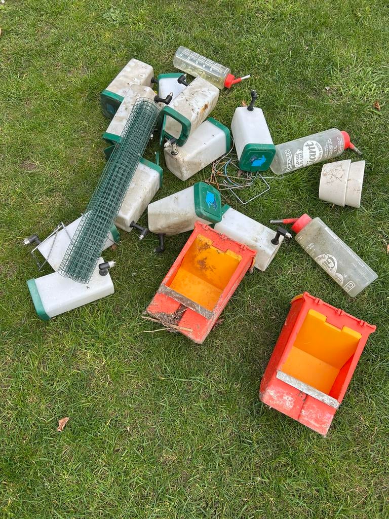 Water flesjes, voederbakjes voor konijnen, Ophalen of Verzenden, Zo goed als nieuw