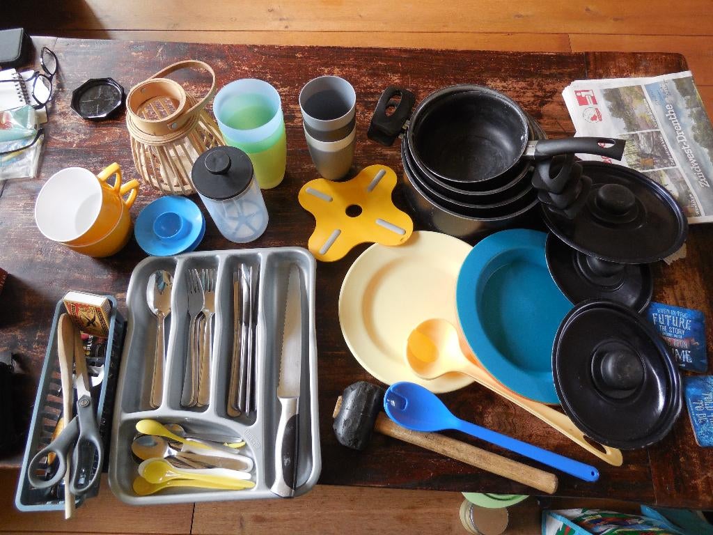 GRATIS kampeerservies, borden, bestek, bekers, pannen enz., Caravans en Kamperen, Ophalen, Gebruikt