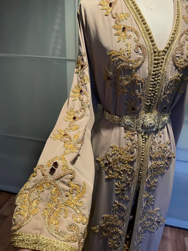 Schitterende Takchita/takshita met kralen - Maat 44/46, Ophalen of Verzenden, Gedragen, Maat 42/44 (L), Beige