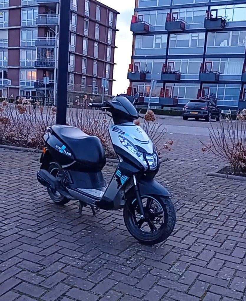 Peugot Kisbee snor, Fietsen en Brommers, Scooters | Peugeot, Overige modellen, Ophalen of Verzenden, Zo goed als nieuw, Benzine