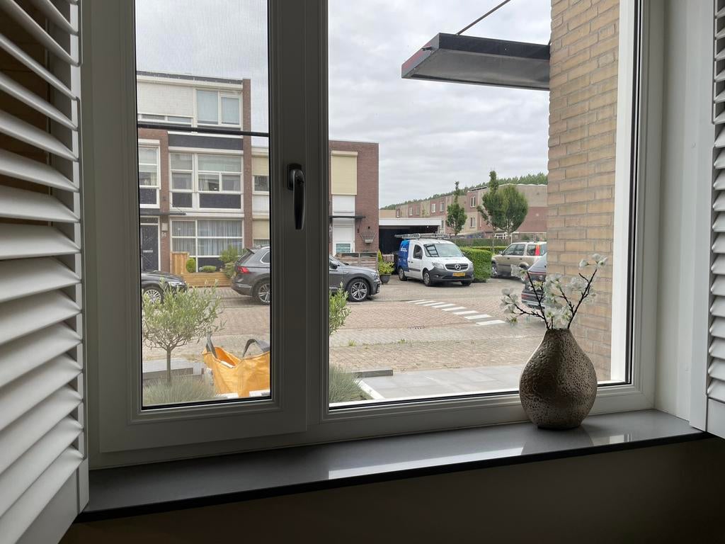 Grijze vensterbank van composiet, Ophalen, 150 tot 200 cm, Zo goed als nieuw, Minder dan 100 cm