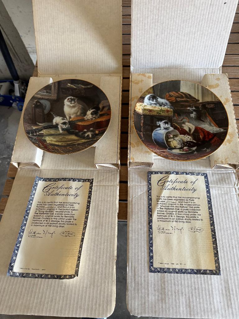 2x W.L. George beschilderde wandborden met poezen., Meerkleurig, Steen/keramiek, Ophalen of Verzenden, Zo goed als nieuw