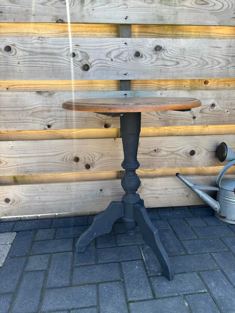 Houten tafeltje, Ophalen