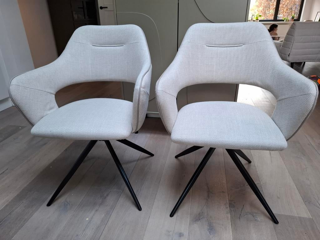 2 beige eetkamerstoelen! Met zwarte poot draaibaar., Ophalen of Verzenden, Vier