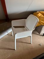 Witte kunststof stoel met geperforeerd design, Kunststof, Gebruikt, Wit, Ophalen of Verzenden