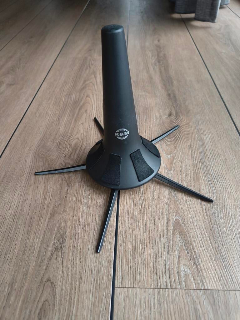 K&M Bugelstandaard - Compact en Stevig, Muziek en Instrumenten, Standaards, Ophalen of Verzenden, Zo goed als nieuw, Instrumentstandaard