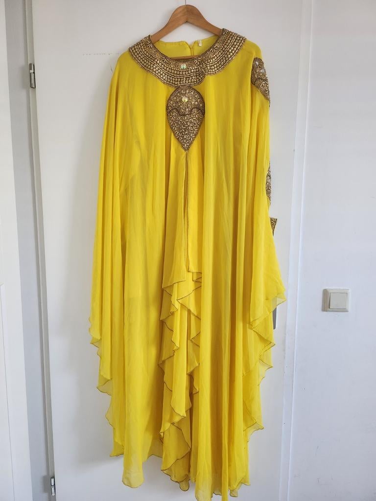Prachtige Gele Dubai Jurk met Gouden Borduurwerk, Kleding | Dames, Maat 38/40 (M), Geel, Ophalen of Verzenden, Onder de knie