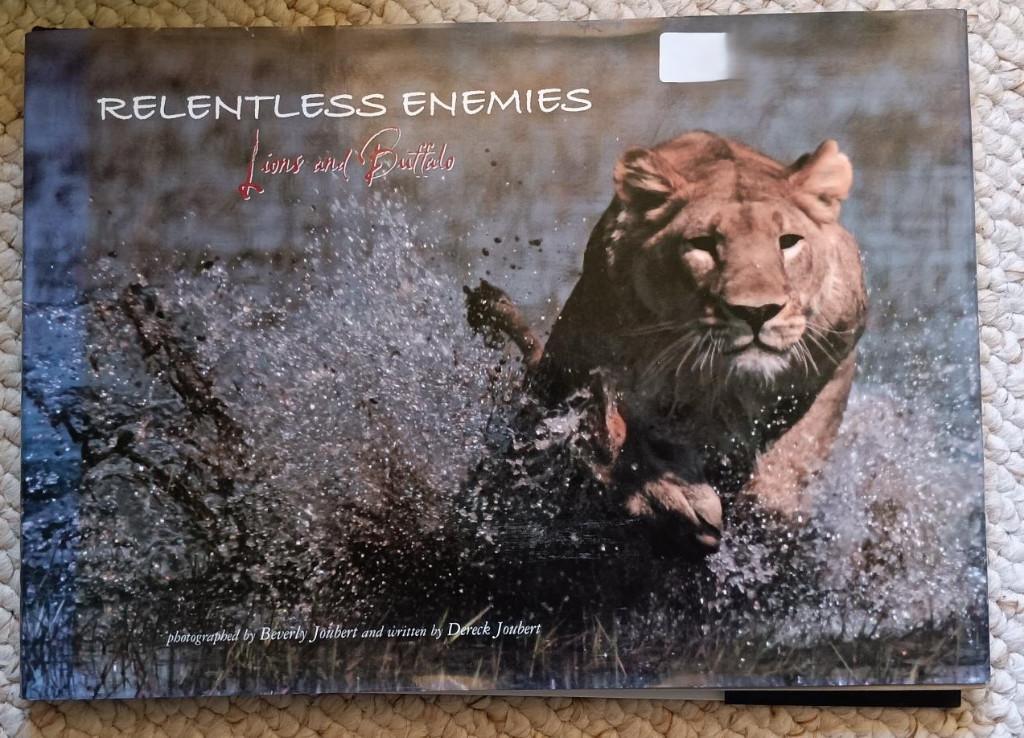 fotoboek dieren "relentless enemies", Ophalen of Verzenden, Zo goed als nieuw, Fotografie algemeen