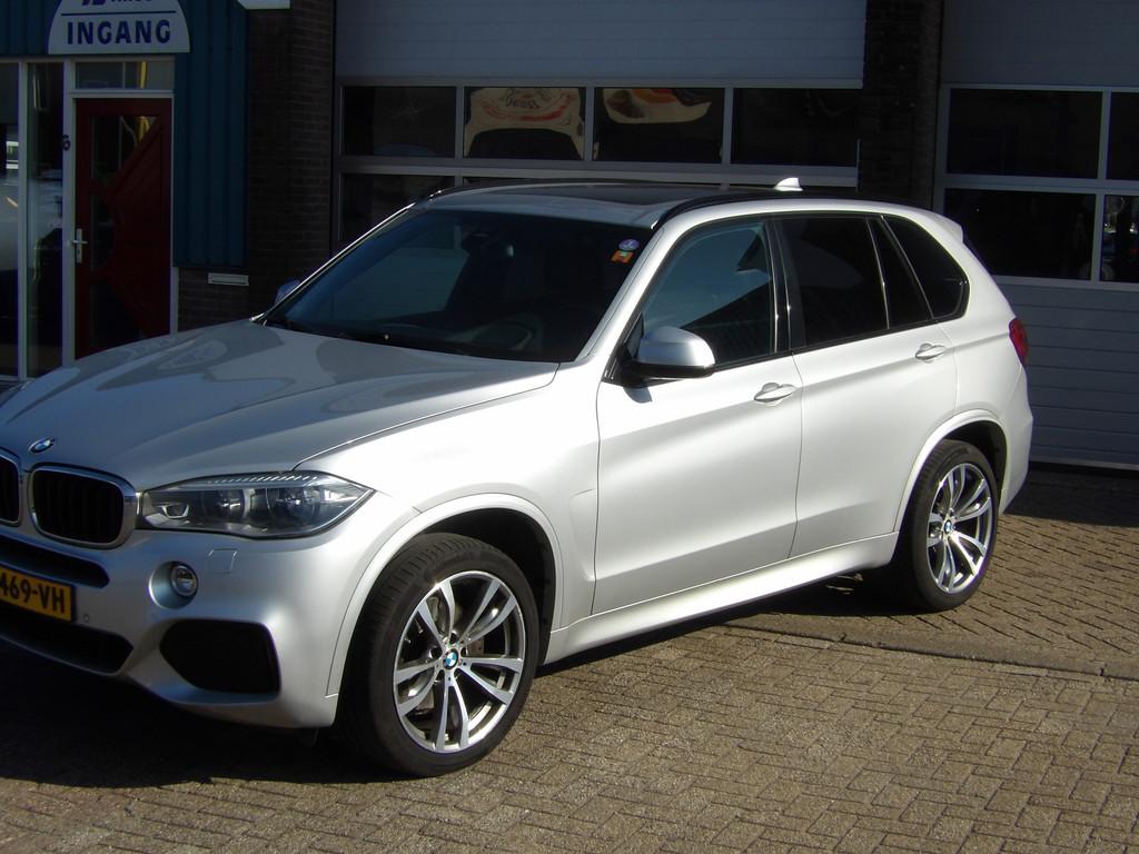 BMW X5 xDrive35i High Executive (bj 2015, automaat), Auto's, BMW, Automaat, 2005 kg, Lichtsensor, Leder
