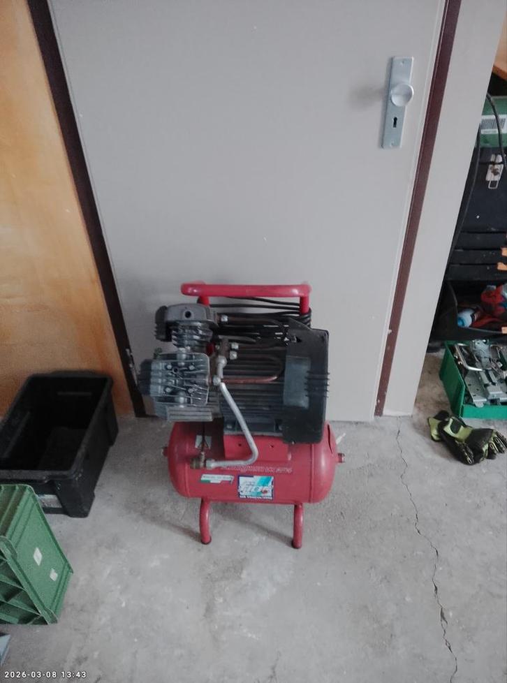 2 cilinder bouwcompressor - Robuust en Betrouwbaar, Doe-het-zelf en Verbouw, Compressors, Gebruikt, 6 tot 10 bar, 25 tot 100 liter