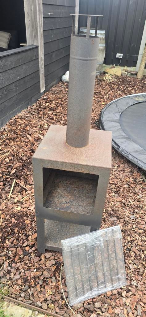 Stalen terrashaard met BBQ rooster, Ophalen, Zo goed als nieuw