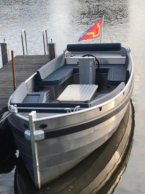 Elektrische sloep E-Motion 550, Watersport en Boten, Sloepen, Gebruikt, Tot 10 pk, 3 tot 6 meter, Buitenboordmotor, Elektrisch