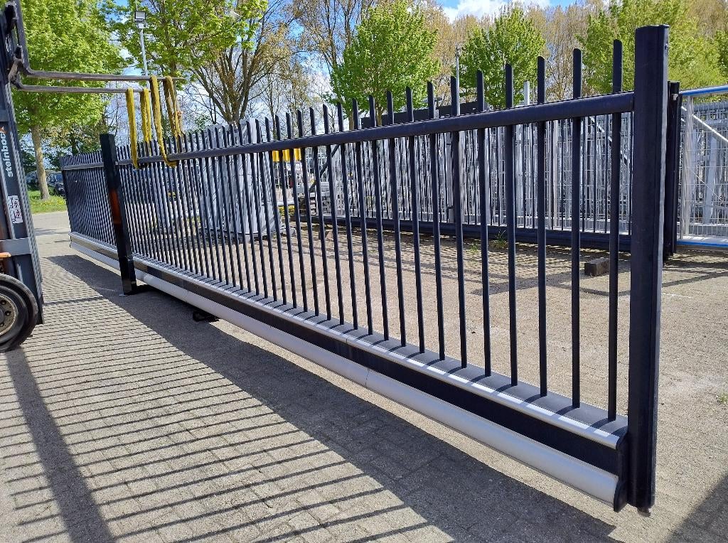 schuifpoort schuifhek B&G 10,50 mtr lang, 8 mtr doorgang., Ophalen, Schuifpoort, Aluminium, Zo goed als nieuw