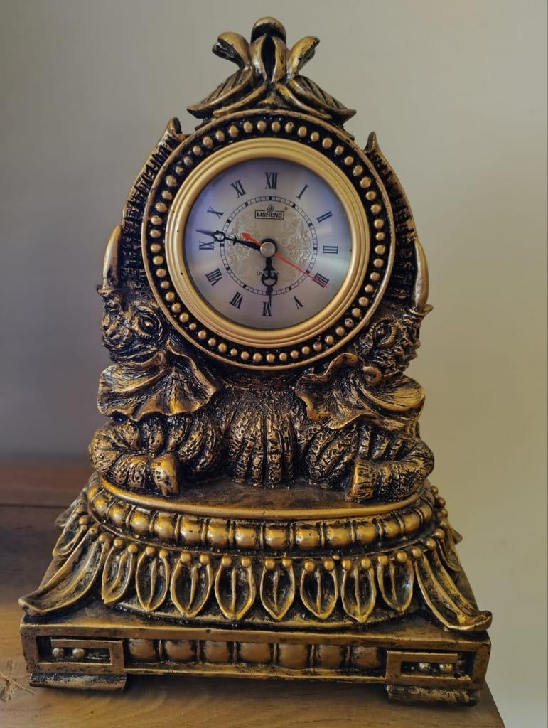 Decoratieve klok met olifanten - Goudkleurig kunststof, Antiek en Kunst, Antiek | Klokken, Ophalen