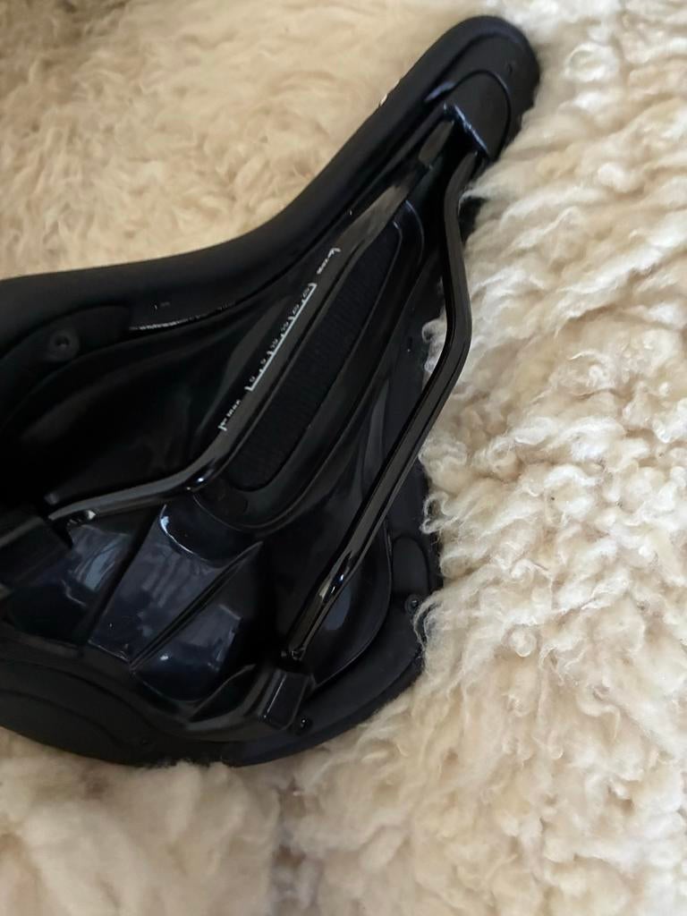 Velo fietszadel - Zwart, comfortabel en zo goed als nieuw, Kunststof, Zo goed als nieuw, Zadel, Ophalen