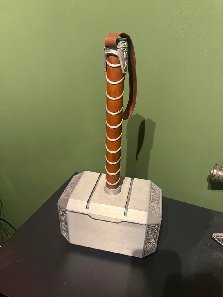 Thor's Hamer Mjolnir - Marvel Replica, Verzamelen, Film en Tv, Zo goed als nieuw, Film, Beeldje, Replica of Model, Ophalen of Verzenden
