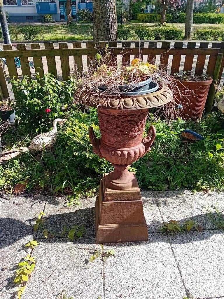 2 stuks Gietijzeren Tuinvazen op Sokkel 90cm hg x 50cm., Tuin en Terras, Tuinvazen, Ophalen