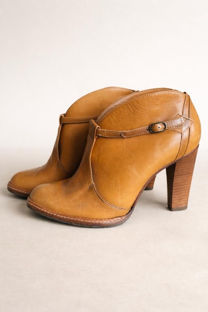 Prachtige Hugo Boss enkellaarsjes  warme cognac 38, Kleding | Dames, Schoenen, Zo goed als nieuw, Bruin, Ophalen of Verzenden