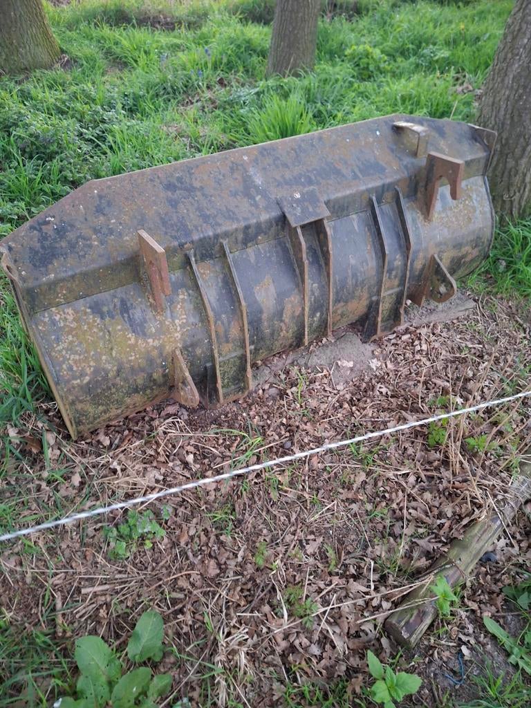 Voorladerbak en voorlader palletvork, Geslacht onbekend, 3 tot 6 jaar