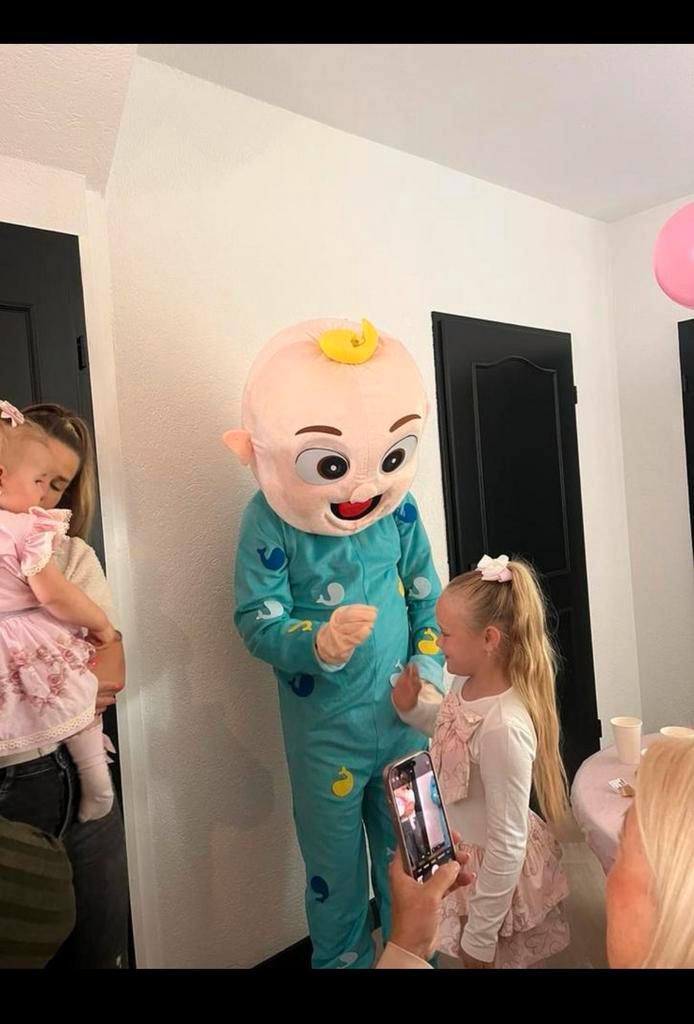 JAY-JAY COCOMELON MASCOTTE VERHUUR, Hobby en Vrije tijd, Feestartikelen | Verhuur, Zo goed als nieuw, Verjaardag, Ophalen of Verzenden