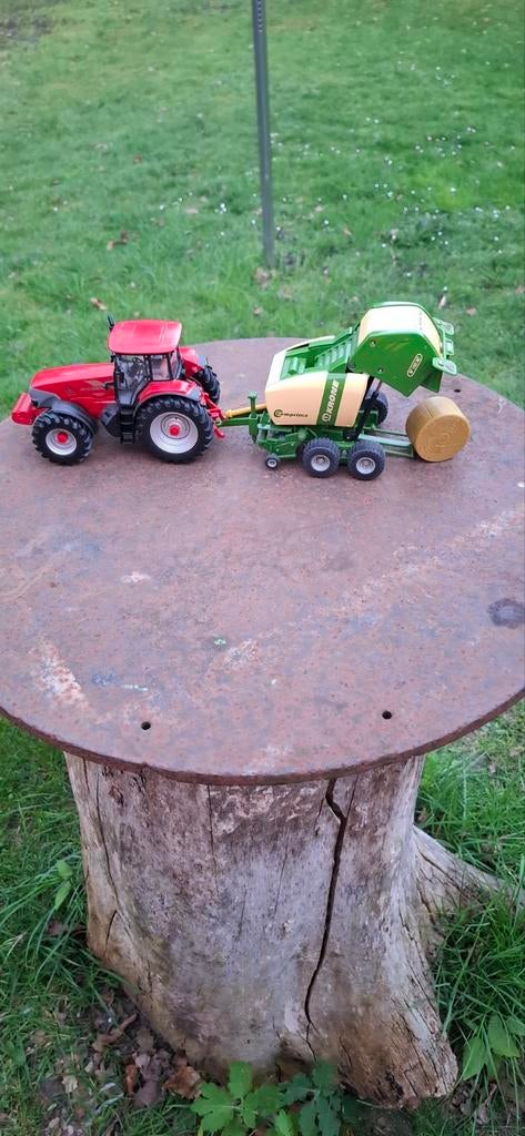 Mc Cormick ZTS met Krone pers, Hobby en Vrije tijd, Modelauto's | 1:32, Ophalen of Verzenden, Tractor of Landbouw, Overige merken