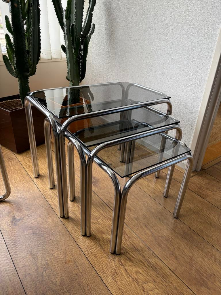 Vintage nesttafels chroom buisframe & rookglas, Huis en Inrichting, Tafels | Bijzettafels, Ophalen, Minder dan 45 cm, Minder dan 55 cm