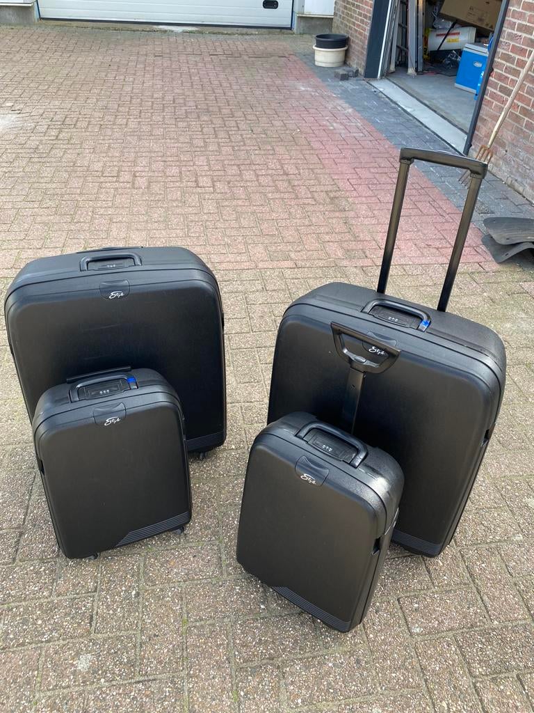 Set koffers op wieltjes merk Stijle zwart, Sieraden, Tassen en Uiterlijk, Koffers, Ophalen, Zo goed als nieuw, Hard kunststof