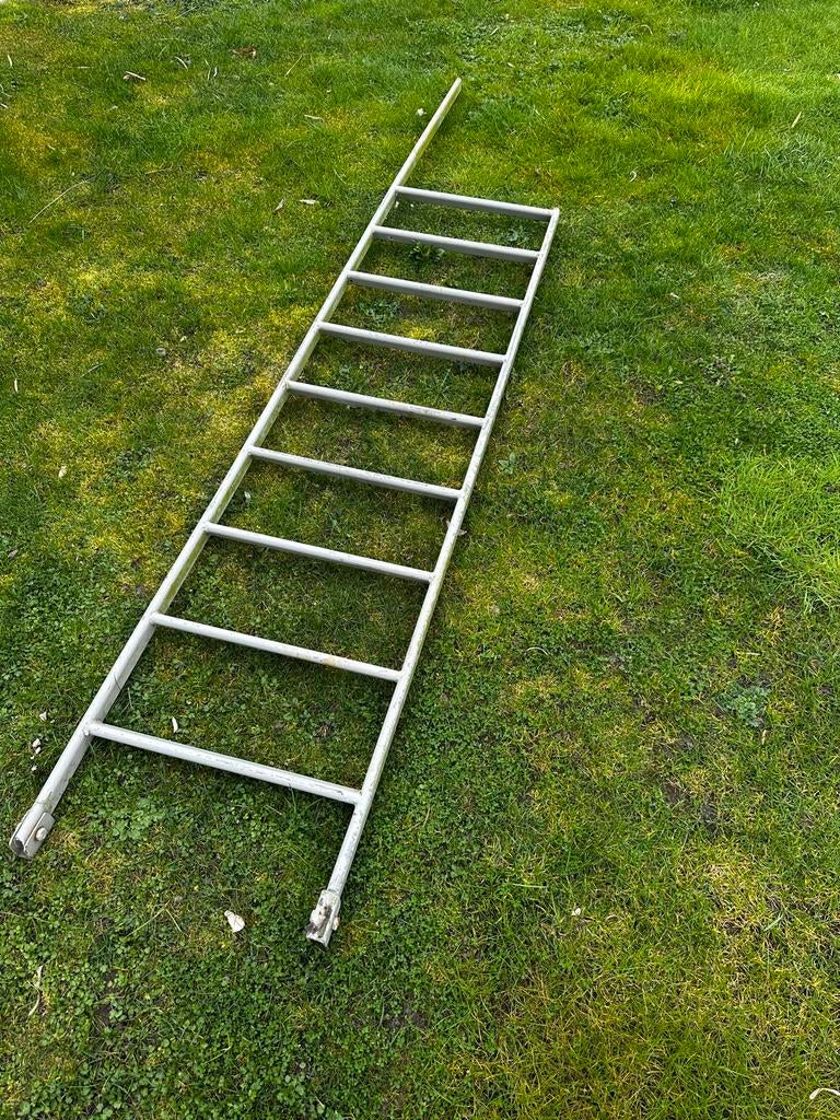 Stevige stalen steigertrap - Ideaal voor bouw en renovatie, Doe-het-zelf en Verbouw, Ladders en Trappen, Ophalen, Gebruikt, Trap