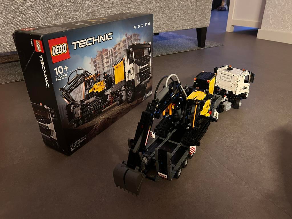 Lego Technic 42175 Vrachtwagen met Dieplader & Graafmachine, Kinderen en Baby's, Speelgoed | Duplo en Lego, Zo goed als nieuw