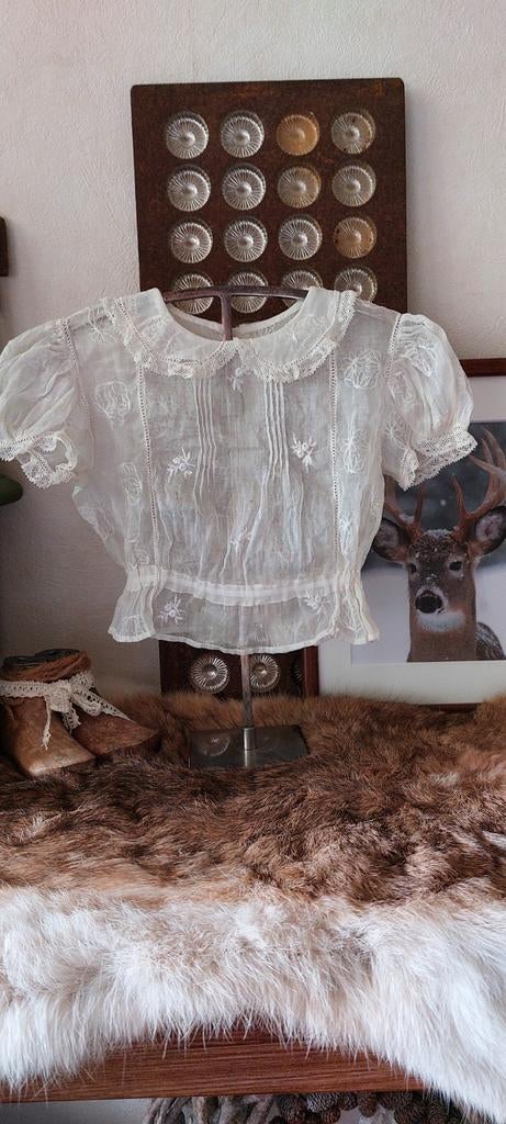 Antiek kinderblousje inclusief standaard, Antiek en Kunst, Antiek | Kleding en Accessoires, Ophalen of Verzenden