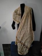 Sjaal, beige, versierd met teks, Ophalen of Verzenden, Zo goed als nieuw, Maat 46/48 (XL) of groter, Sjaal