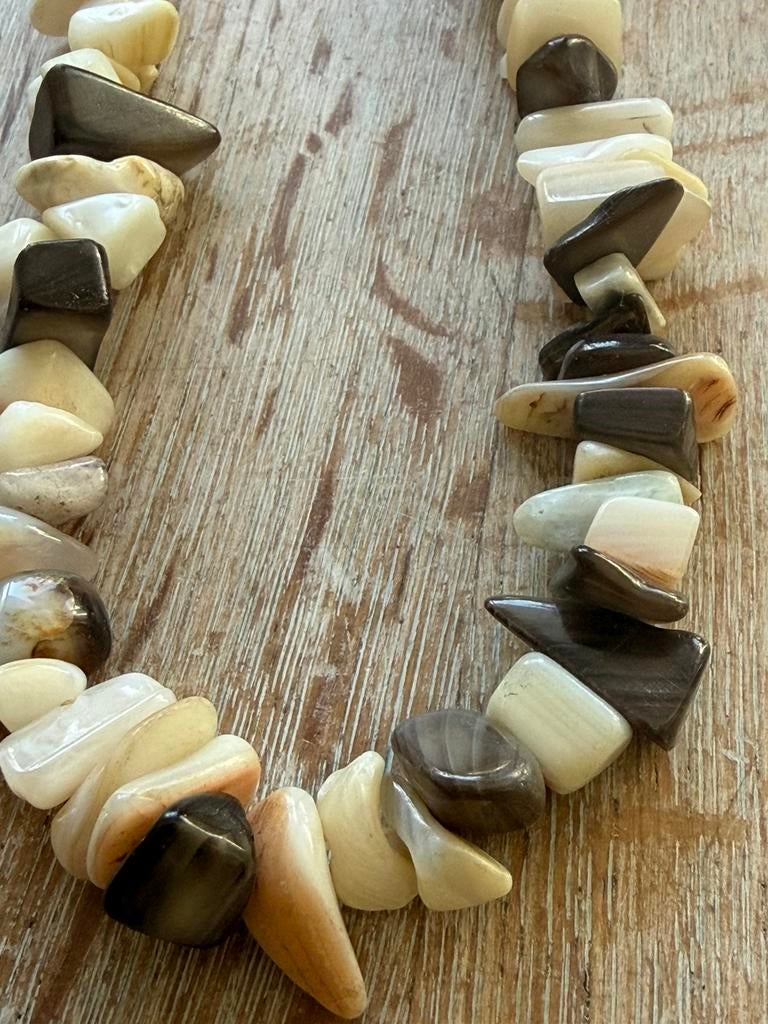 Ketting van schelp steen, Sieraden, Tassen en Uiterlijk, Kettingen, Ophalen of Verzenden, Zo goed als nieuw, Steen of Mineraal