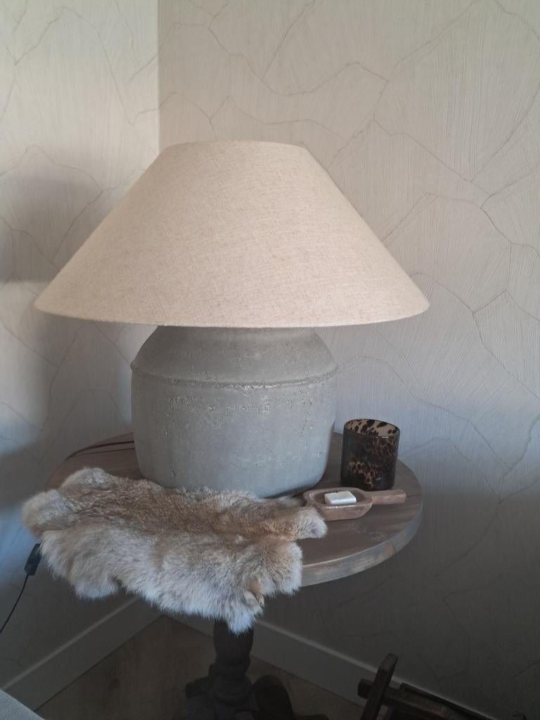 Grote kruiklamp Bruynxz met grijze voet en linnen kap, Huis en Inrichting, Ophalen, Gebruikt, Minder dan 100 cm, Landelijk, Modern, Industrieel