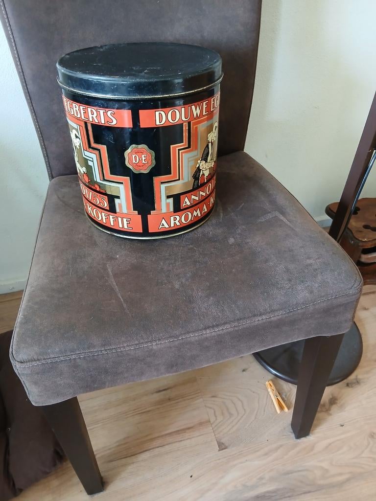 Grote Douwe Egberts bus en oude legerblik, Ophalen