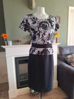 Rinascimento zwart off white peplum jurk L, Kleding | Dames, Jurken, Verzenden, Zwart, Knielengte, Gedragen