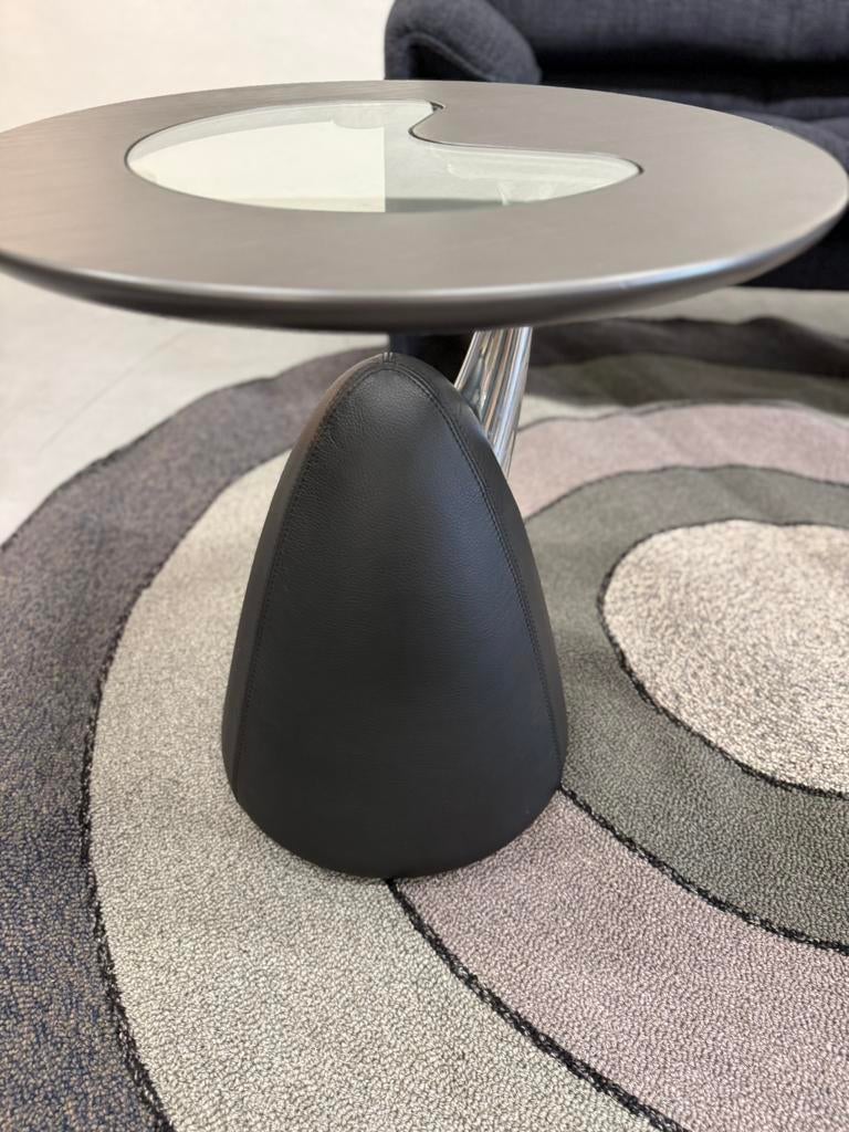 Als nieuw Leolux Cherubino Bijzettafel Zwart leer Tafel, Minder dan 55 cm, Leolux, Rond, Ophalen of Verzenden