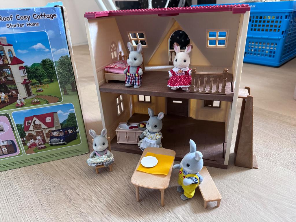 Sylvanian familie plus huis, Ophalen of Verzenden, Zo goed als nieuw, Poppenhuis