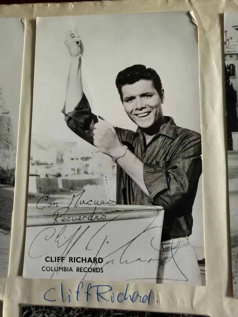 Cliff Richard: 12 foto's, inclusief gesigneerde foto