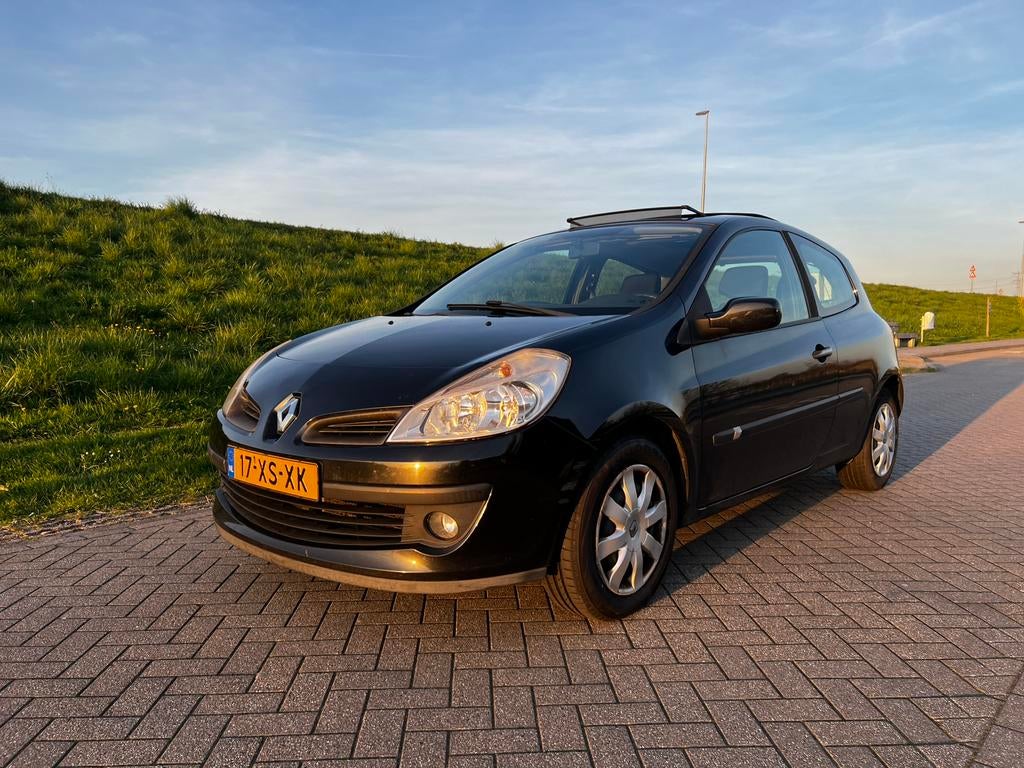 Renault Clio 1.4 Zwart met Panoramadak, Auto's, Voorwielaandrijving, 4 cilinders, 1200 kg, Handgeschakeld