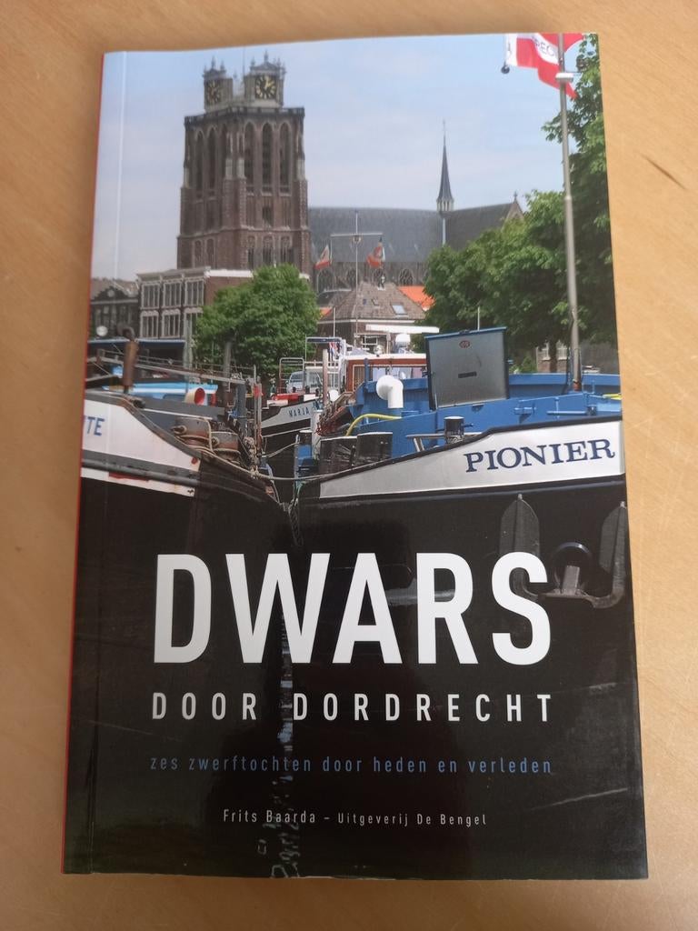 Dwars door Dordrecht; 6 zwerftochten door heden en verleden, Ophalen of Verzenden, Zo goed als nieuw, Overige onderwerpen