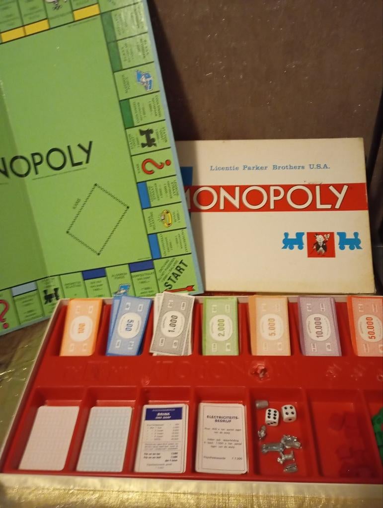 MONOPOLY GEZELSCHAPSPEL NU 10 EURO ZIE FOTO,S, Hobby en Vrije tijd, Gezelschapsspellen | Bordspellen, Ophalen of Verzenden