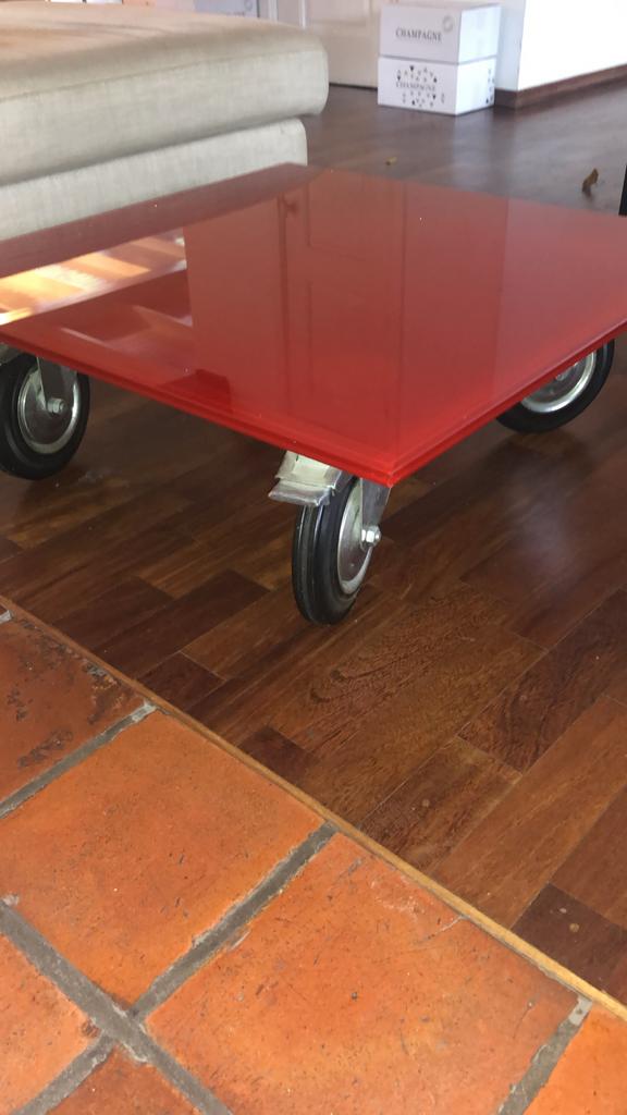 Rode glazen salontafel op wielen - 80x80x26 cm, Huis en Inrichting, Tafels | Salontafels, Ophalen, Gebruikt, Vierkant, 50 tot 100 cm