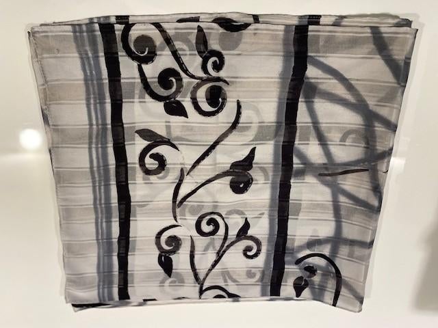 Grijze foulard met zwarte print, Ophalen of Verzenden, Gedragen, Sjaal