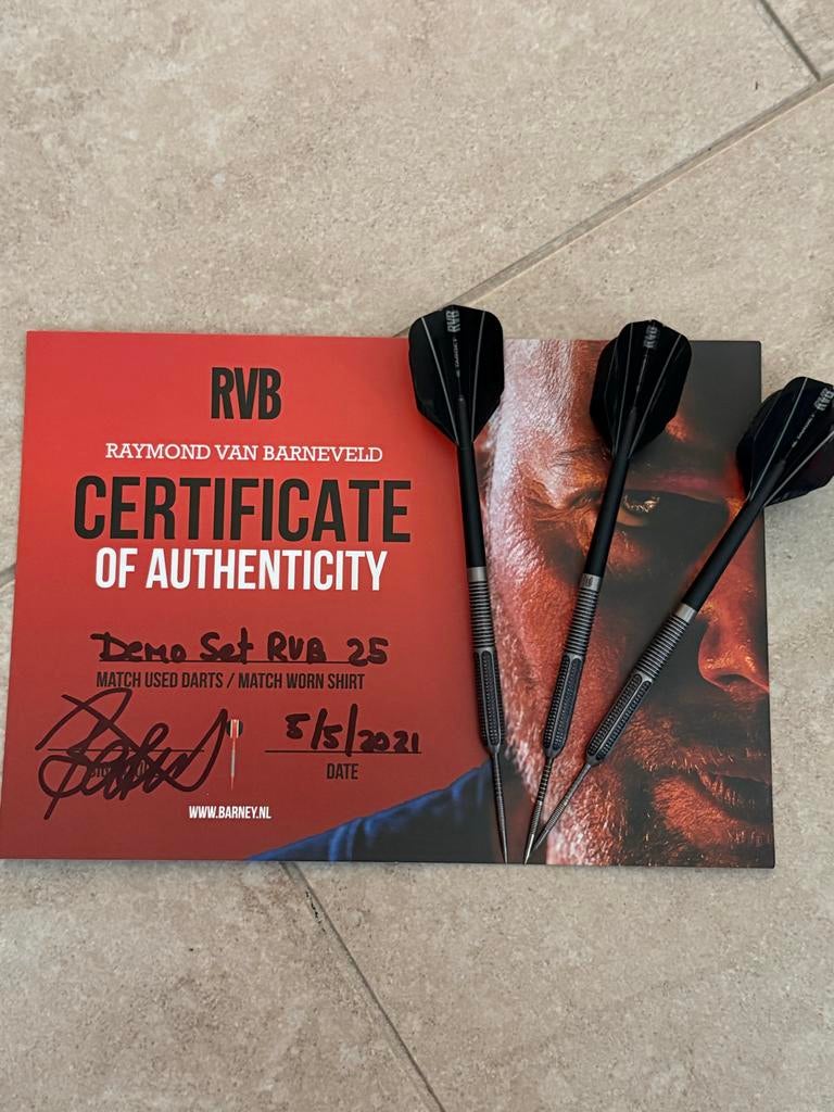 Gesigneerde Raymond van Barneveld wedstrijd darts, Ophalen of Verzenden, Gebruikt, Pijlen