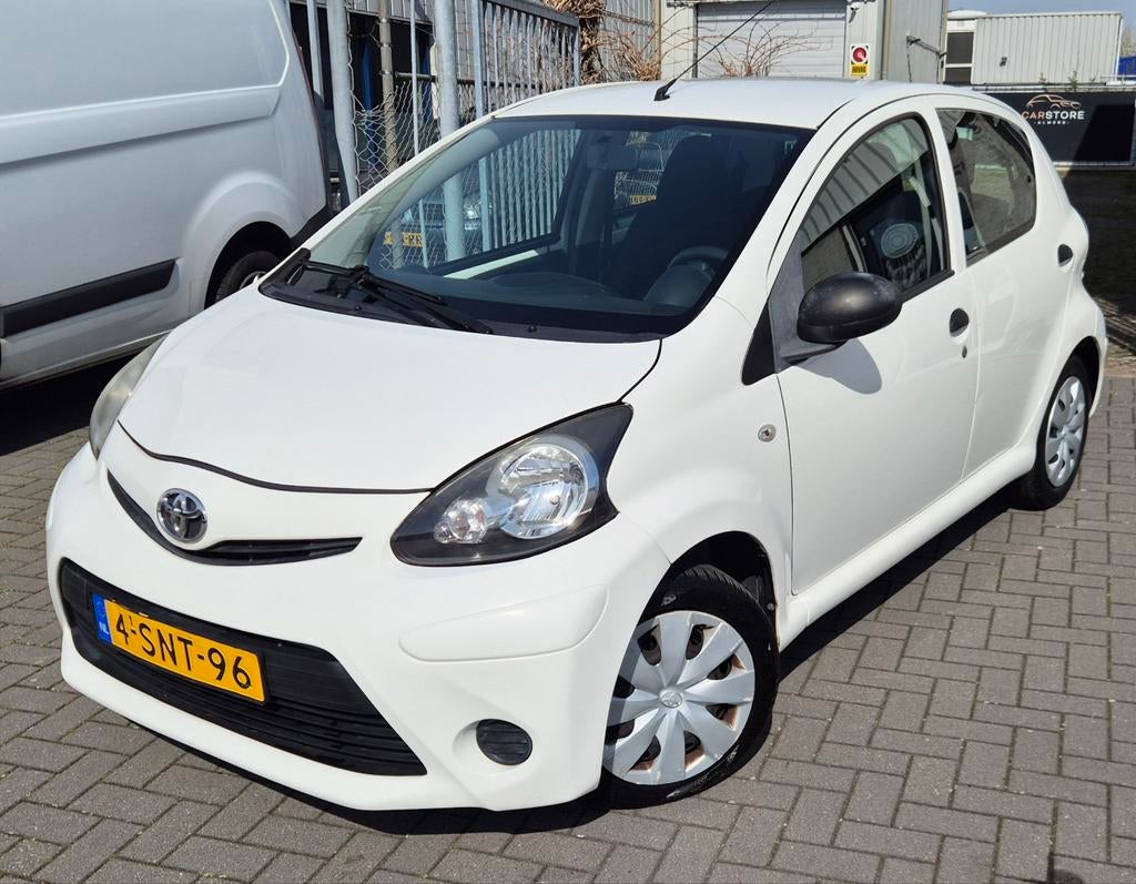Toyota Aygo 1.0 12V Vvt-i 5DRS 2013 Wit, Voorwielaandrijving, 4 stoelen, Origineel Nederlands, Bedrijf