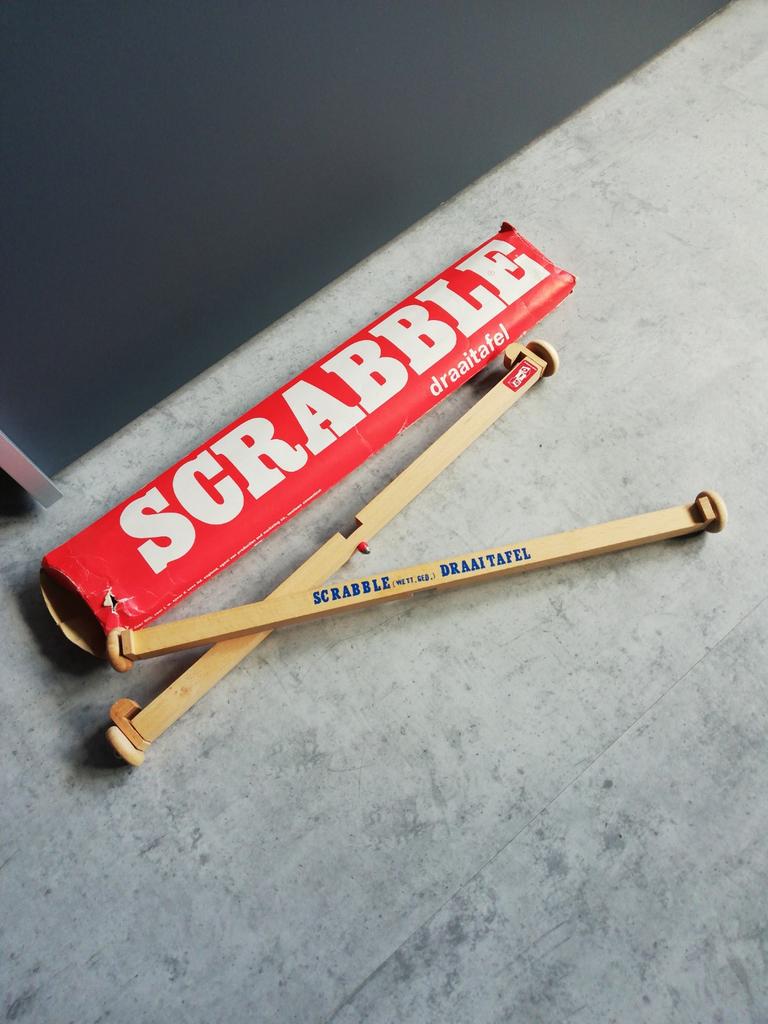 Originele houten Scrabble draaitafel, Een of twee spelers, Ophalen of Verzenden, Zo goed als nieuw